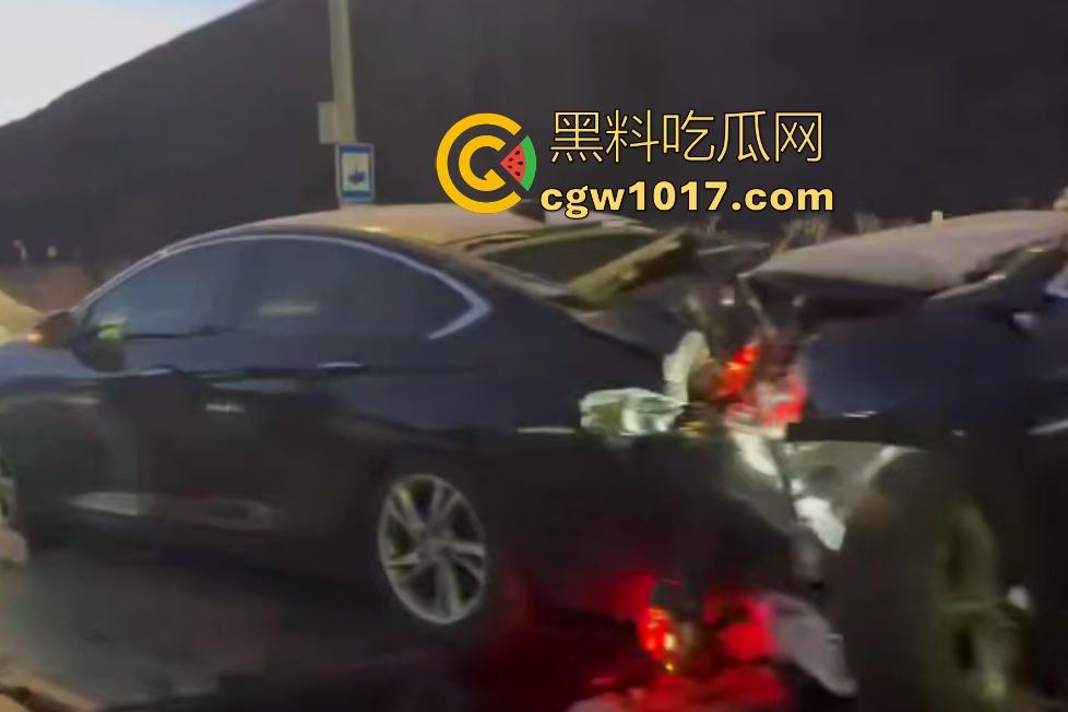 11月20日河北张家口崇礼区重型吊车失控连撞多车，滑雪季雪路结冰使多人受伤，现场就如灾难片！  第4张