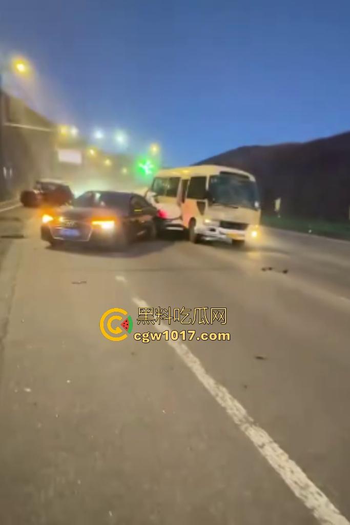 11月20日河北张家口崇礼区重型吊车失控连撞多车，滑雪季雪路结冰使多人受伤，现场就如灾难片！  第5张