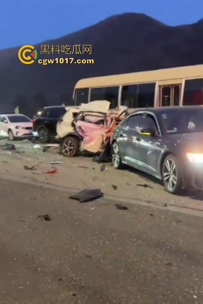 11月20日河北张家口崇礼区重型吊车失控连撞多车，滑雪季雪路结冰使多人受伤，现场就如灾难片！  第6张