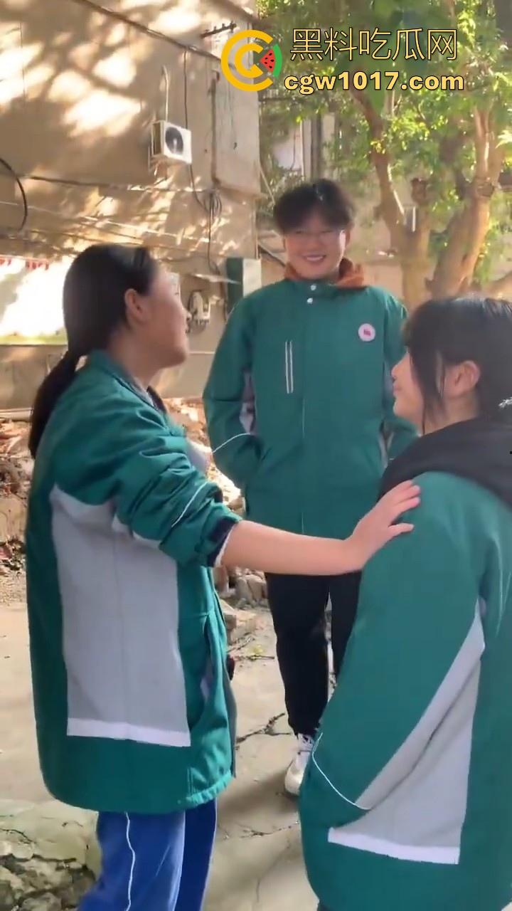 四川省南充市阆中中学女学生霸凌视频曝光，放学堵住不让走，边说道理边扇耳光，在学校就已经这么牛逼了是吧！  第3张