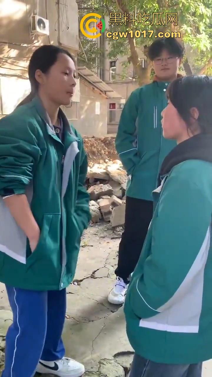 四川省南充市阆中中学女学生霸凌视频曝光，放学堵住不让走，边说道理边扇耳光，在学校就已经这么牛逼了是吧！  第5张