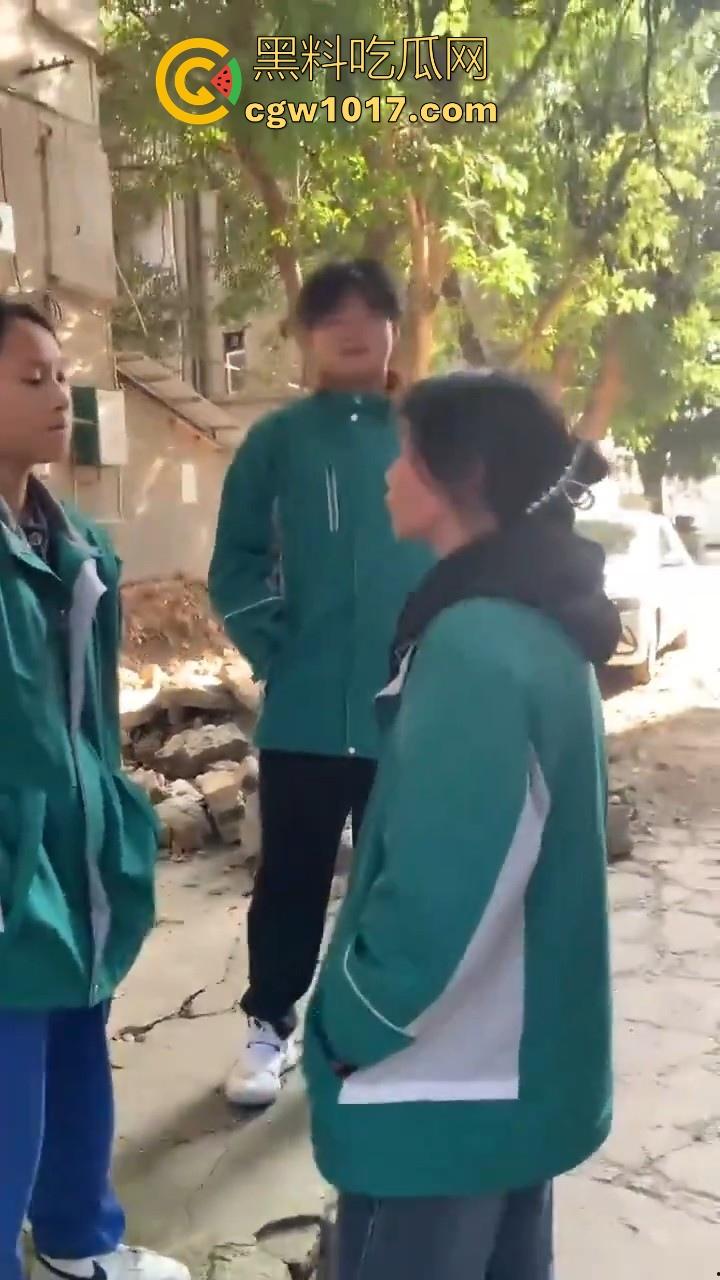 四川省南充市阆中中学女学生霸凌视频曝光，放学堵住不让走，边说道理边扇耳光，在学校就已经这么牛逼了是吧！  第6张
