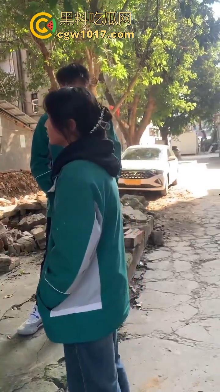四川省南充市阆中中学女学生霸凌视频曝光，放学堵住不让走，边说道理边扇耳光，在学校就已经这么牛逼了是吧！  第8张