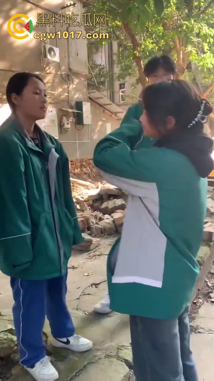 四川省南充市阆中中学女学生霸凌视频曝光，放学堵住不让走，边说道理边扇耳光，在学校就已经这么牛逼了是吧！  第9张