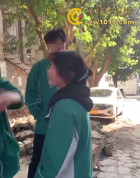 四川省南充市阆中中学女学生霸凌视频曝光，放学堵住不让走，边说道理边扇耳光，在学校就已经这么牛逼了是吧！  第10张
