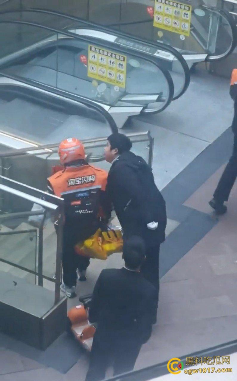 保安和外卖员商场爆发矛盾，真实上演君子动口不动手，互吐口水对峙互不退让，保安看他戴头盔就吐了就跑 ！  第5张