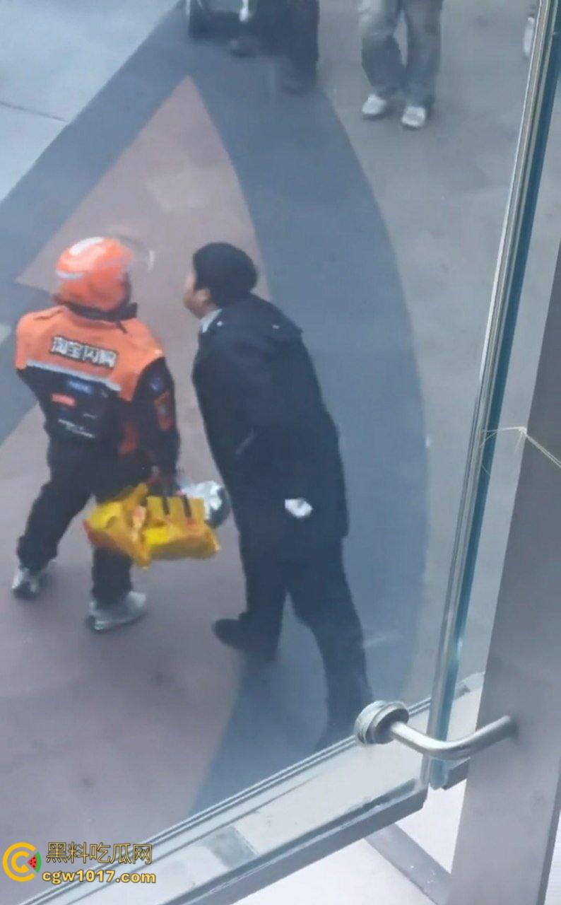 保安和外卖员商场爆发矛盾，真实上演君子动口不动手，互吐口水对峙互不退让，保安看他戴头盔就吐了就跑 ！  第6张