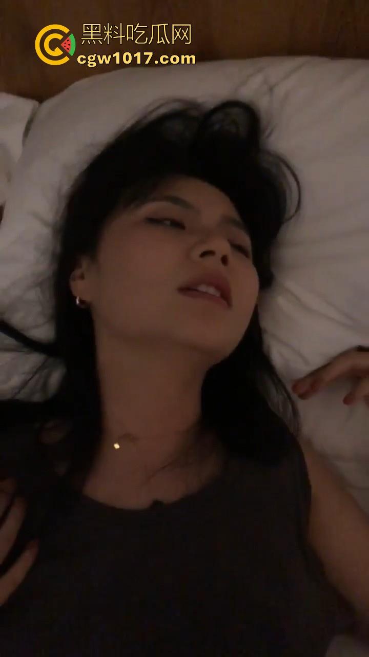 醉酒带回极品美女，一开始还抗拒插入，大鸡巴塞进去了瞬间老实，狂插到底淫水直流，怎么能这么骚啊！  第3张