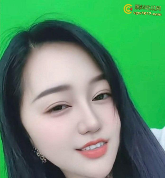 抖音气质少妇【洗脸吧老板娘】，付费定制大尺度自拍，透明内衣巨乳挑逗，自慰抠逼淫水直流，也是个欠操的骚逼 ！  第3张