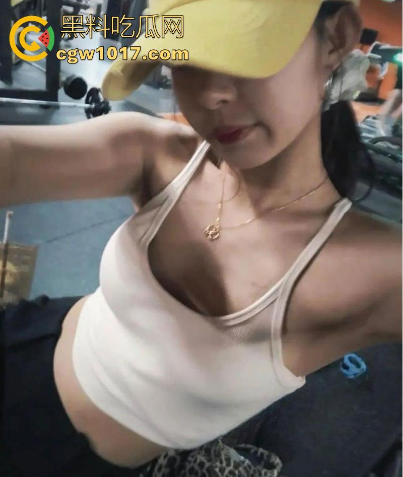 网聊约炮小红书极品小美，清纯少女秒变骚逼精盆，酒店套房跪吞巨屌，无套后入内射喷精，看着就很有感觉！  第4张