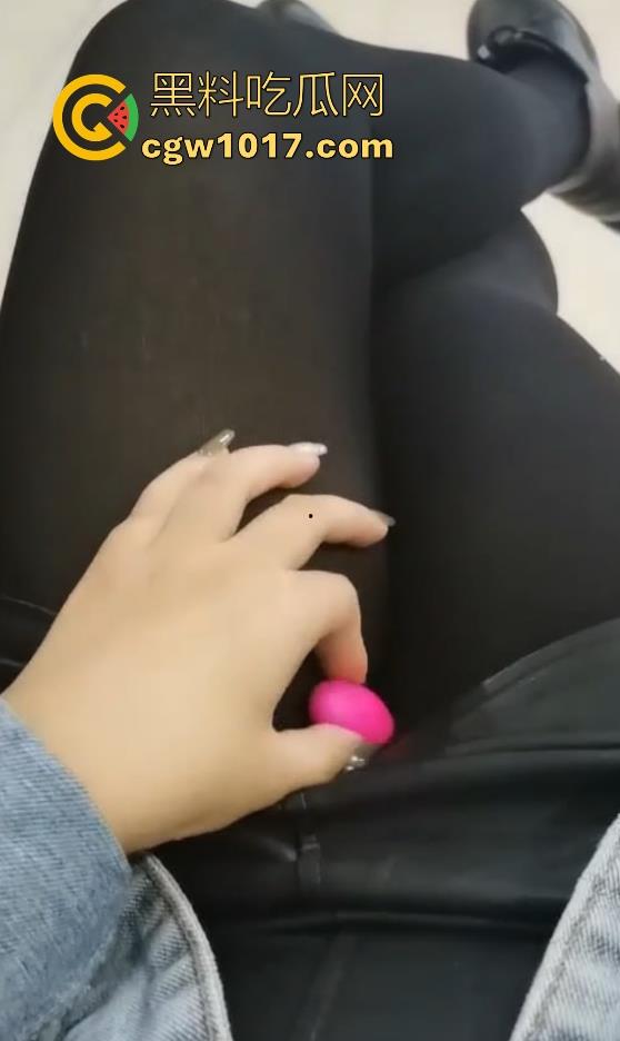 把跳蛋放在漂亮美眉的体内，随着震动频率的变化看她的脸蛋狰狞，档位越大越舒服，差点淫叫声都出来了！  第1张