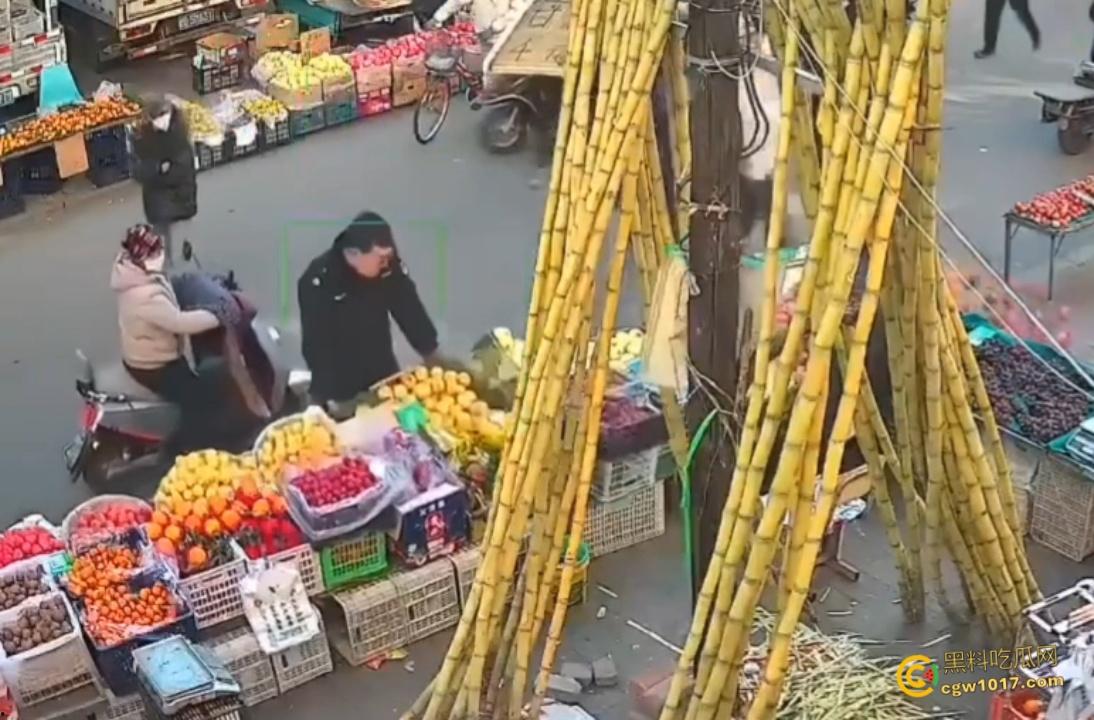 辽宁丹东城管暴力执法，多次提醒水果摊占用道路，直接掀翻小贩苦苦求饶，摊位瞬间空荡，这活该占道太解气了啊！  第1张