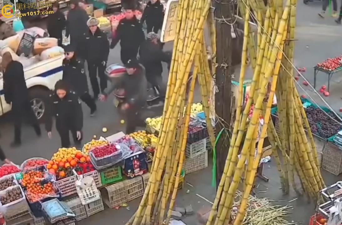 辽宁丹东城管暴力执法，多次提醒水果摊占用道路，直接掀翻小贩苦苦求饶，摊位瞬间空荡，这活该占道太解气了啊！  第4张