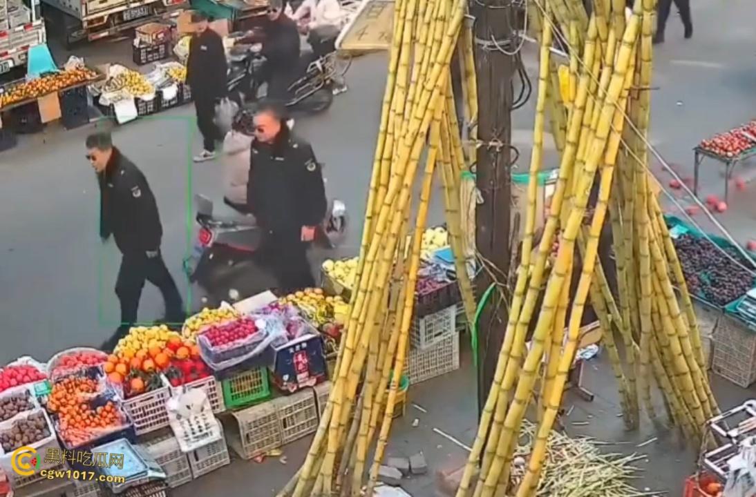 辽宁丹东城管暴力执法，多次提醒水果摊占用道路，直接掀翻小贩苦苦求饶，摊位瞬间空荡，这活该占道太解气了啊！  第2张