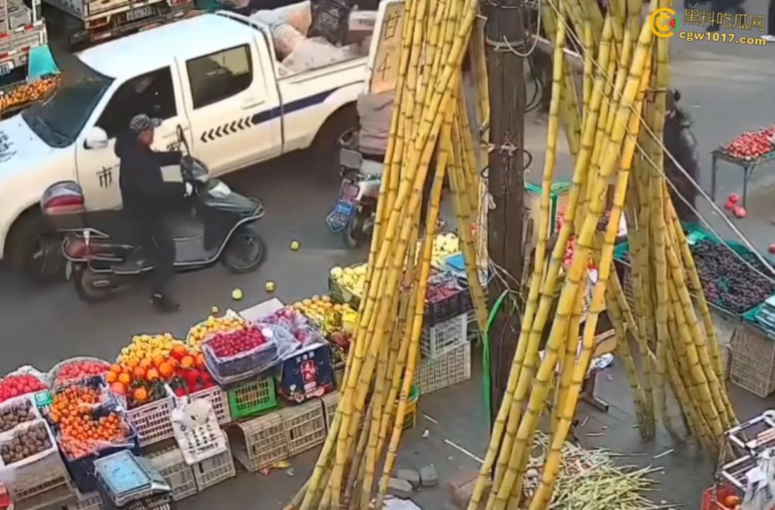 辽宁丹东城管暴力执法，多次提醒水果摊占用道路，直接掀翻小贩苦苦求饶，摊位瞬间空荡，这活该占道太解气了啊！  第3张