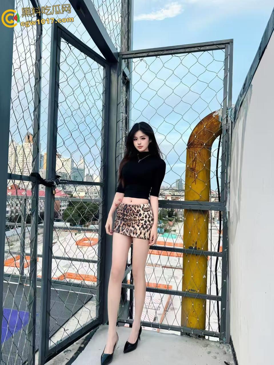 女儿穿着豹纹裙洗碗，被我撕开黑丝猛舔骚穴，超配合得跪地口交，穿着高跟鞋被我抬腿猛插，全射在女儿的黑丝上 ！  第2张