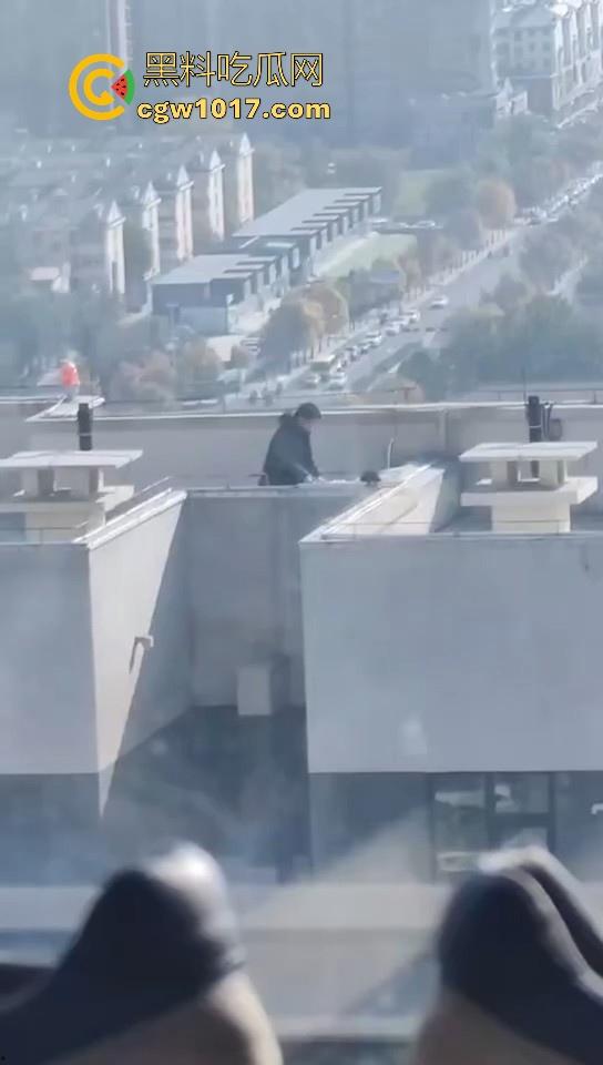 小编精选户外野战做爱视频，各种场景各种大胆做爱露出，无视众人猛插骚逼，只友你想不到的没有他们不敢操的！  第3张