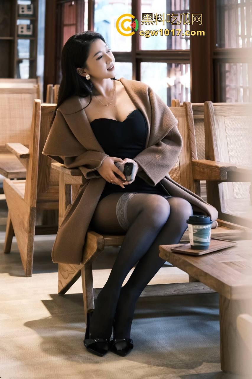 佛山创业产业园某静吧卡座惊现情侣缠绵！音乐轰鸣霓虹闪烁，美腿御姐诱惑拔屌手撸，干柴变成烈火上演活春宫！  第1张