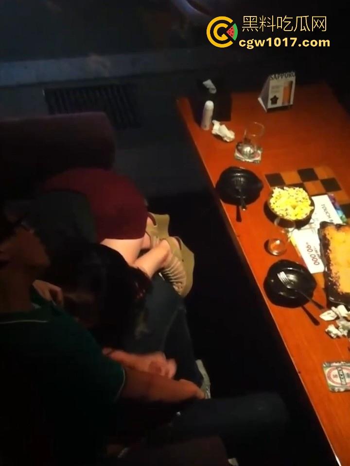 佛山创业产业园某静吧卡座惊现情侣缠绵！音乐轰鸣霓虹闪烁，美腿御姐诱惑拔屌手撸，干柴变成烈火上演活春宫！  第10张
