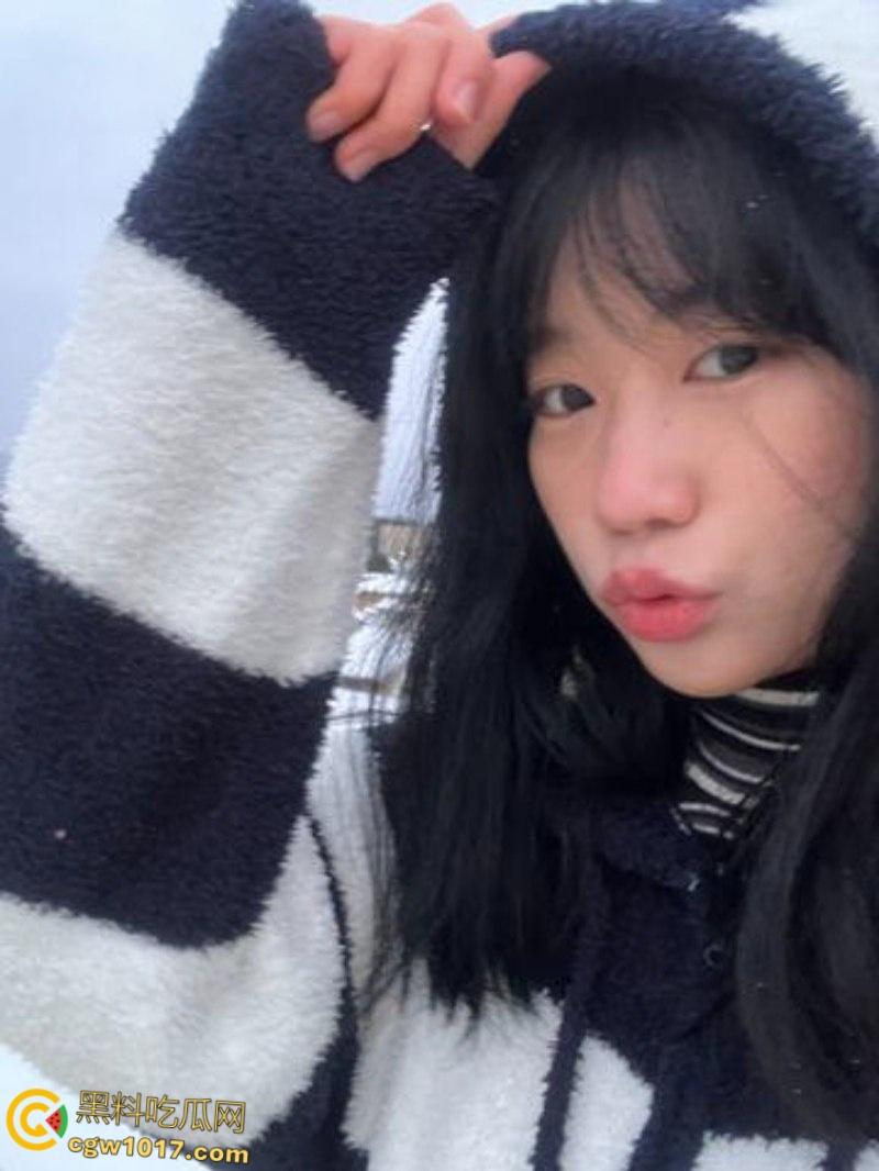 西安外国语大学【沈莉莉】，反差眼镜妹被男友调教日常，可爱女仆害羞捂脸，口爆颜射后还比耶自拍 ！  第1张