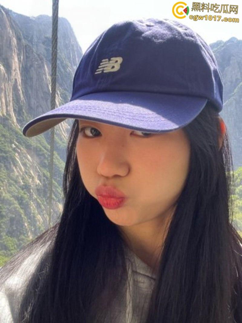 西安外国语大学【沈莉莉】，反差眼镜妹被男友调教日常，可爱女仆害羞捂脸，口爆颜射后还比耶自拍 ！  第2张