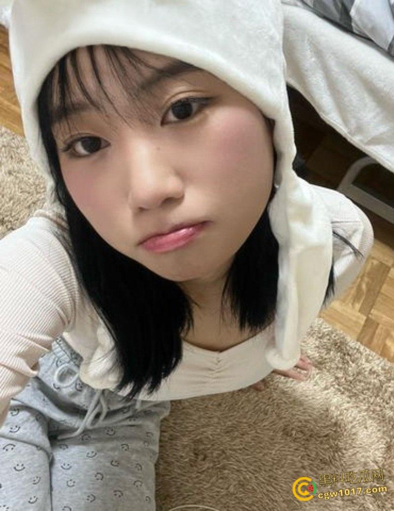 西安外国语大学【沈莉莉】，反差眼镜妹被男友调教日常，可爱女仆害羞捂脸，口爆颜射后还比耶自拍 ！  第3张