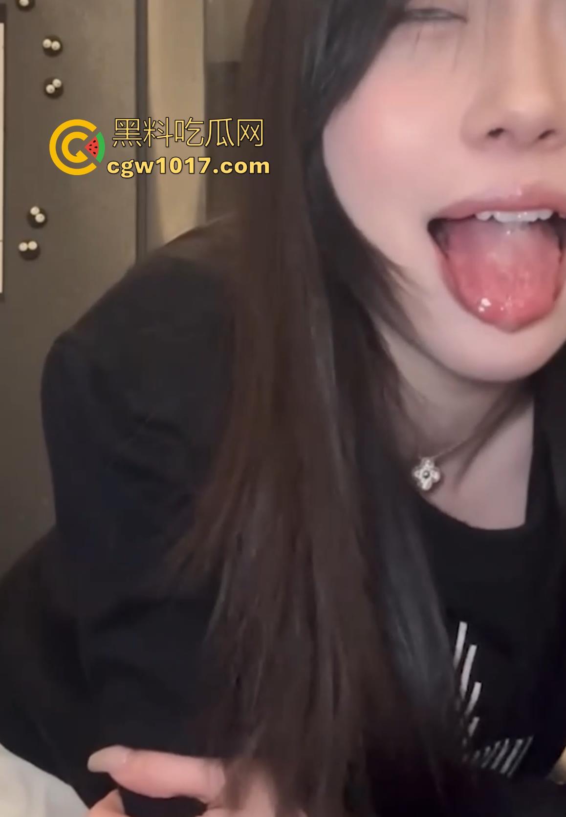 抖音网红【别拔虎牙】最新裸足私拍盯射合集，脚控的福音女神，39码大汉脚挑逗诱惑，看完直接原地起飞！  第2张