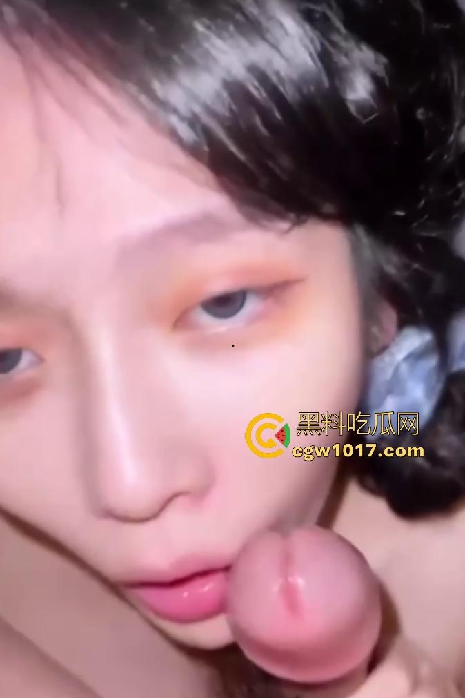 天津南开中学【王雨菲】，白皙粉嫩的乳头加上蓝瞳妆容，手握鸡巴扇奶子，口爆满嘴精液太多盛不住！  第6张