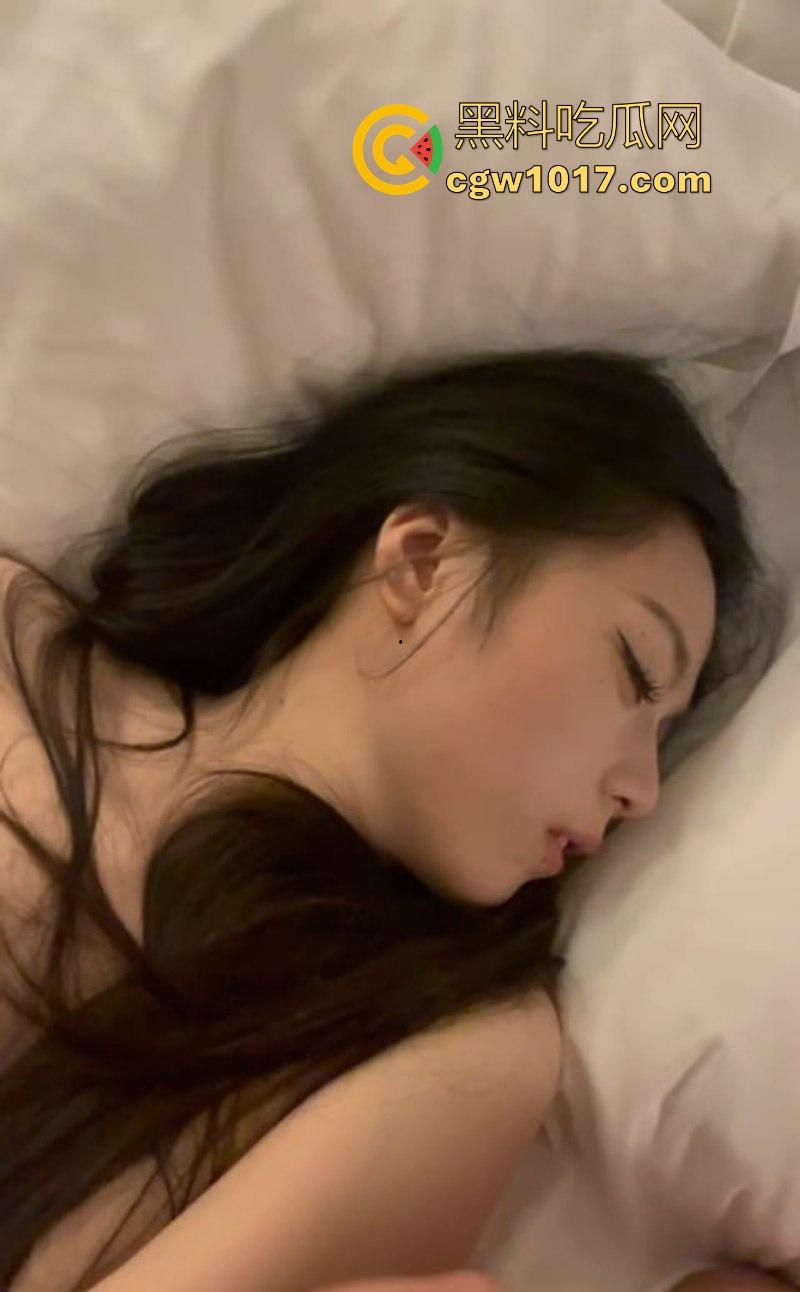 四川美术学院纯欲高冷学姐【李怡洋】约炮视频曝光，滴蜡调教反差母狗，深喉添屌技艺高超，花式做爱爆操满足颜射！  第4张