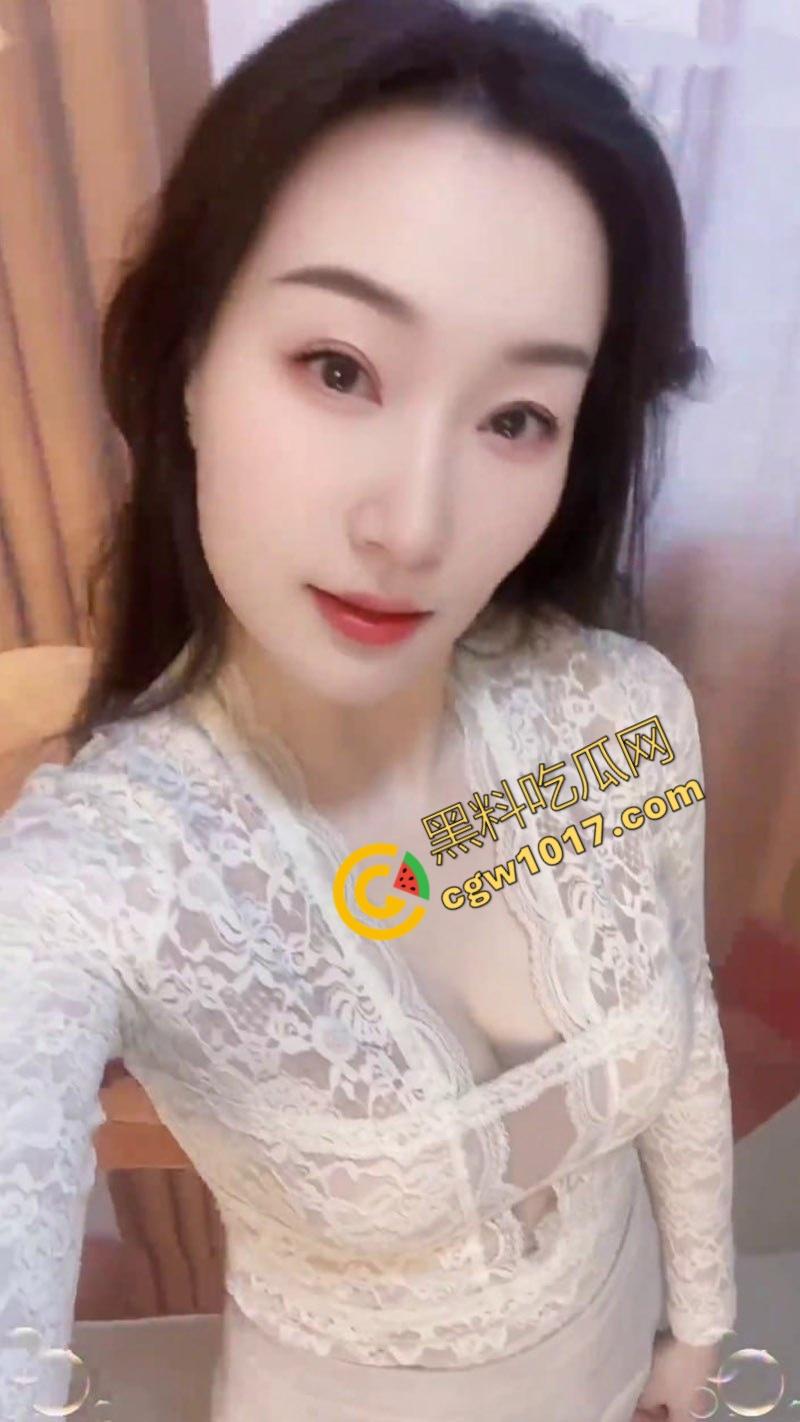 抖音熟女网红【奶思鸭】撩人心魄：冷艳少妇化身浪荡尤物，肥臀高翘松紧湿透，纤指抠穴淫水乱颤，爽到灵魂出窍！  第2张