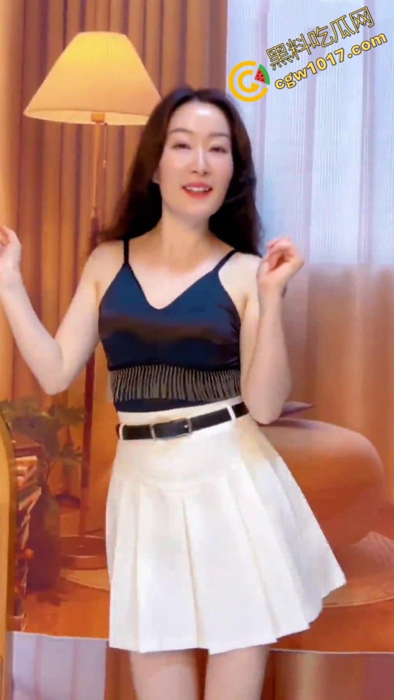 抖音熟女网红【奶思鸭】撩人心魄：冷艳少妇化身浪荡尤物，肥臀高翘松紧湿透，纤指抠穴淫水乱颤，爽到灵魂出窍！  第3张