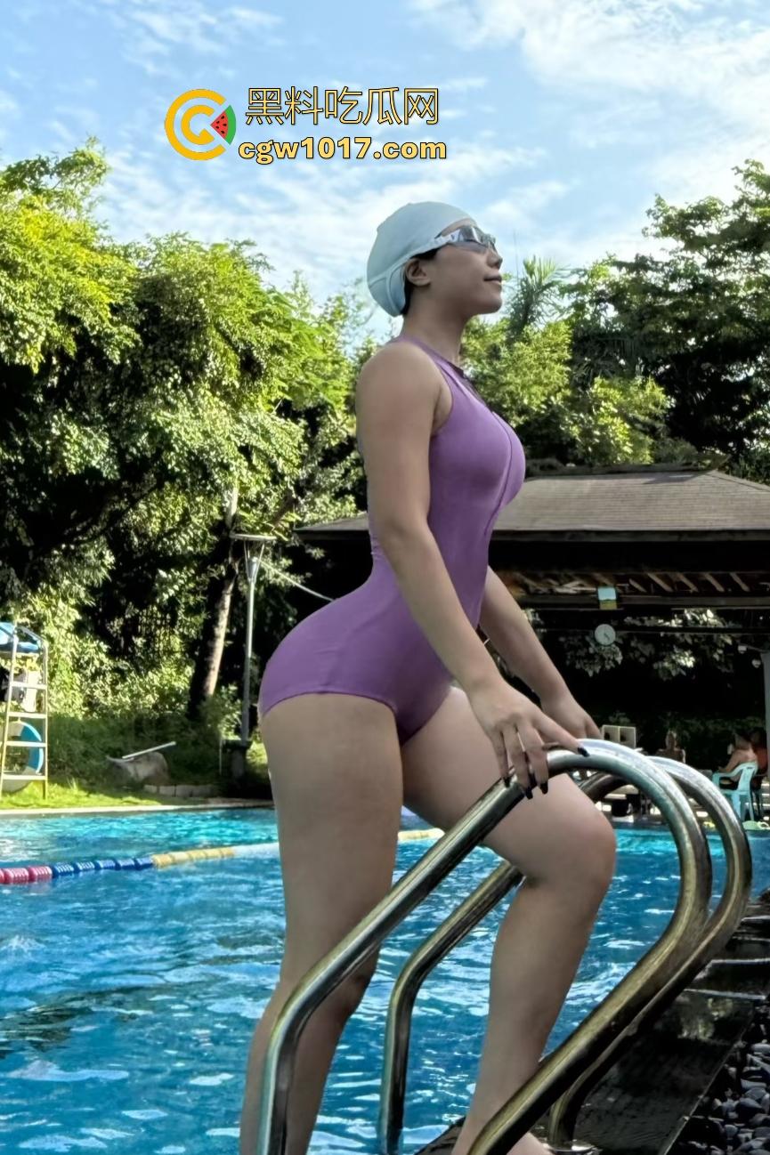 超高颜值新疆母狗极致调教！拴狗链满地爬，口交抛媚眼像要吃了观众，连体黑丝戴眼罩，跳蛋塞B还被皮鞭甩穴！  第1张