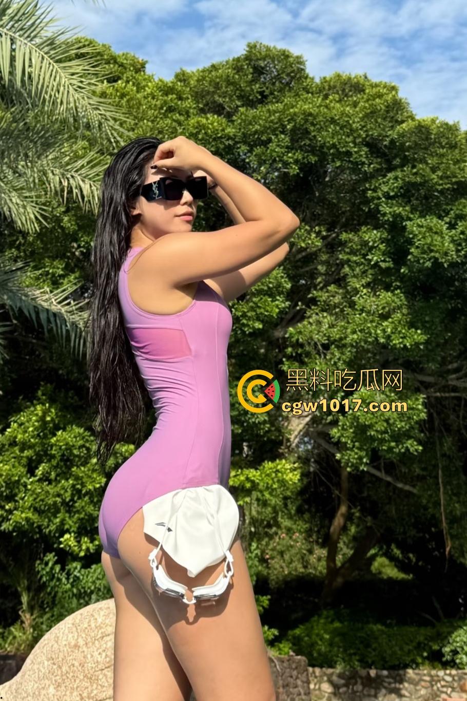 超高颜值新疆母狗极致调教！拴狗链满地爬，口交抛媚眼像要吃了观众，连体黑丝戴眼罩，跳蛋塞B还被皮鞭甩穴！  第5张