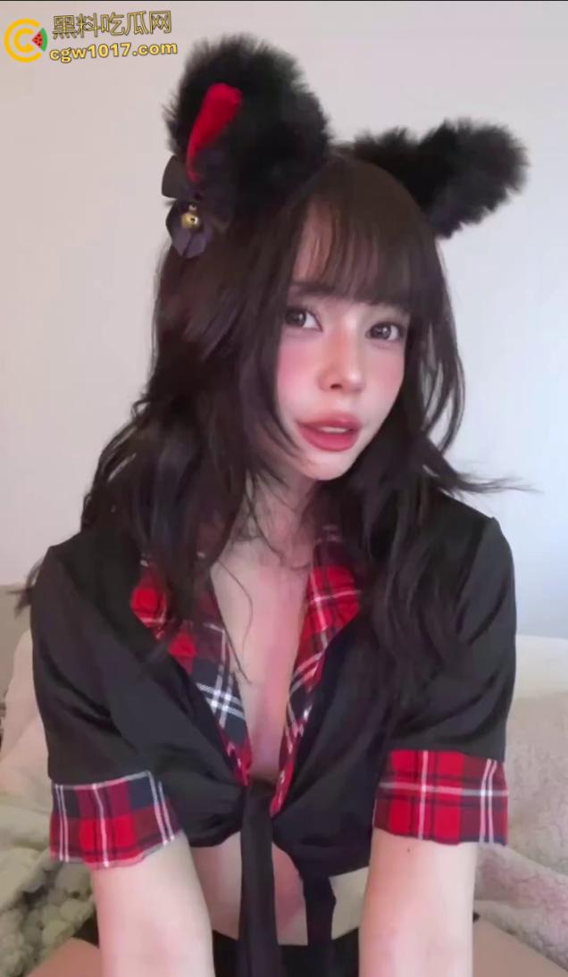 欧美顶流网黄【AmaiMaiOfficial】，cos绫濑桃福利视频，性感比基尼蛋糕抹身，美腿大开揉穴自慰，画面香艳无比！  第1张