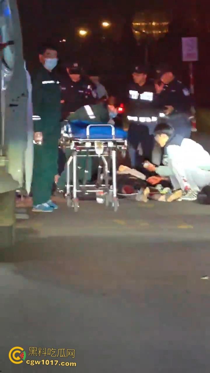 自古奸情出人命,山西文化旅游职业大学,一女子持刀杀害渣男和小三,双双倒地当场一命呜呼盖白布 ! 第1张 自古奸情出人命,山西文化旅游职业大学,一女子持刀杀害渣男和小三,双双倒地当场一命呜呼盖白布 ! 第1张