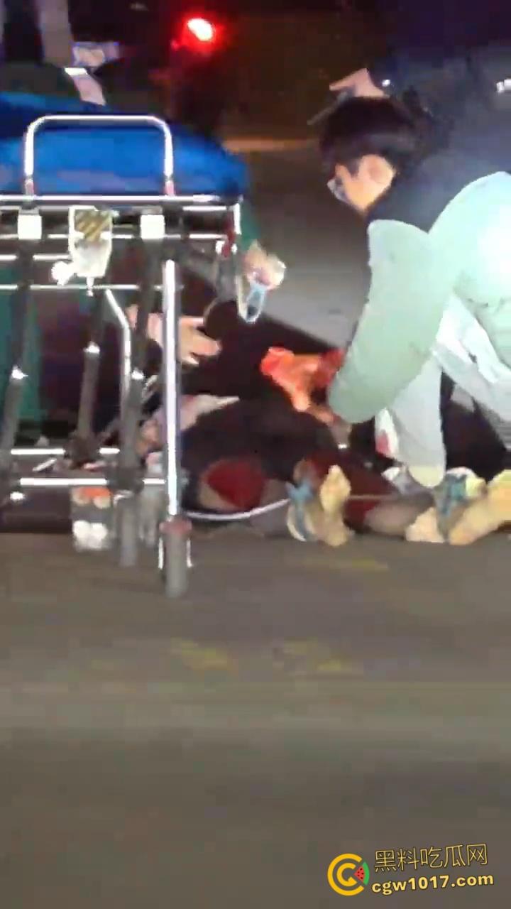 自古奸情出人命,山西文化旅游职业大学,一女子持刀杀害渣男和小三,双双倒地当场一命呜呼盖白布 ! 第3张 自古奸情出人命,山西文化旅游职业大学,一女子持刀杀害渣男和小三,双双倒地当场一命呜呼盖白布 ! 第3张