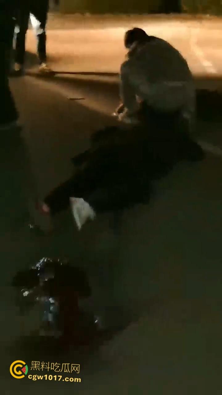 自古奸情出人命,山西文化旅游职业大学,一女子持刀杀害渣男和小三,双双倒地当场一命呜呼盖白布 ! 第6张 自古奸情出人命,山西文化旅游职业大学,一女子持刀杀害渣男和小三,双双倒地当场一命呜呼盖白布 ! 第6张