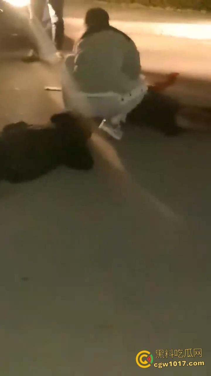 自古奸情出人命,山西文化旅游职业大学,一女子持刀杀害渣男和小三,双双倒地当场一命呜呼盖白布 ! 第7张 自古奸情出人命,山西文化旅游职业大学,一女子持刀杀害渣男和小三,双双倒地当场一命呜呼盖白布 ! 第7张