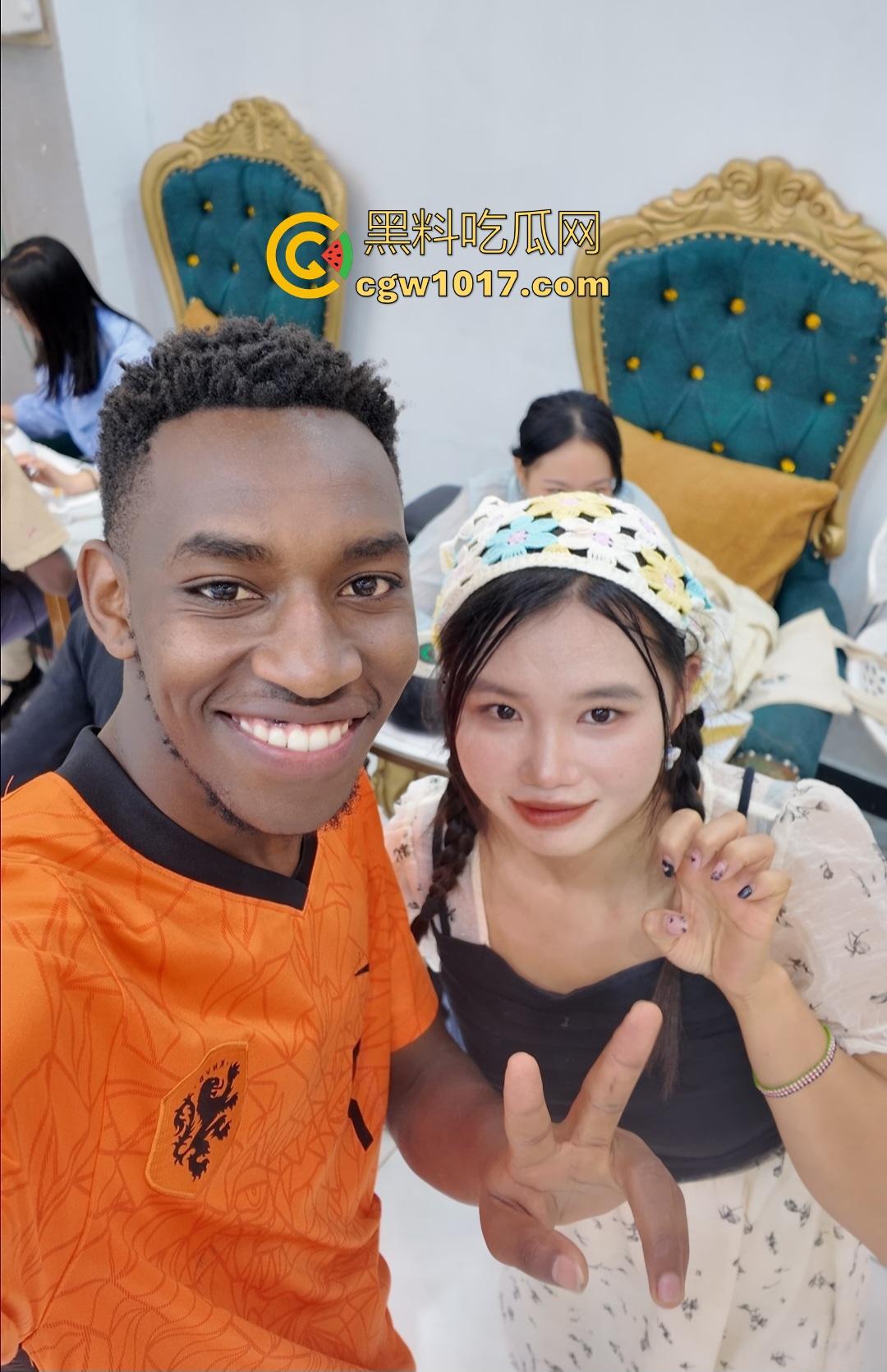 黑哥的大黑吊固然凶猛，但是主播也是身经百战，女上位榨精就是爽，黑牛直接被骑软！  第1张