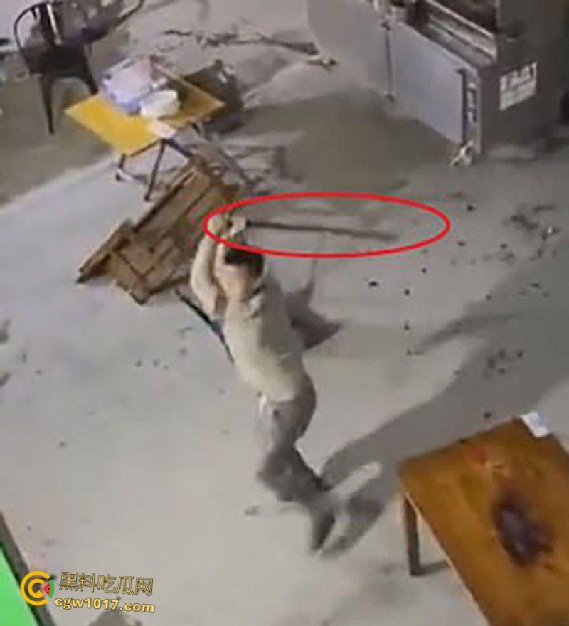 广东渔夫烧烤店发生乱斗火拼，一伙黑衣人手持砍刀见人就砍，烧烤店瞬间桌椅碎裂，楼上群众幸灾乐祸狂拍 ！  第2张