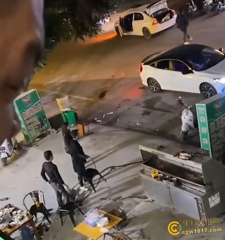 广东渔夫烧烤店发生乱斗火拼，一伙黑衣人手持砍刀见人就砍，烧烤店瞬间桌椅碎裂，楼上群众幸灾乐祸狂拍 ！  第4张