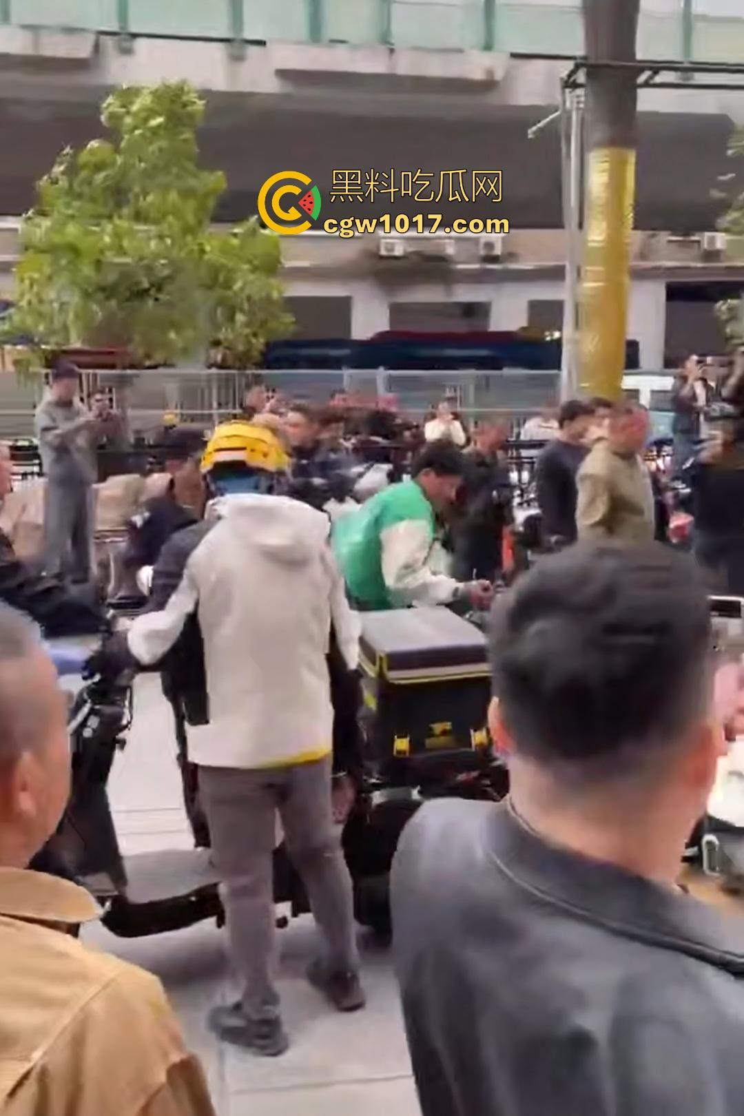 11月17日交警拖车引骑手强烈不满，外卖小哥怒砸电动车，多人拉扯互殴现场混乱，饿了么小哥直接吼警察！  第2张