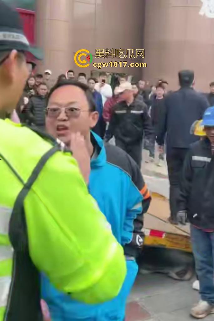 11月17日交警拖车引骑手强烈不满，外卖小哥怒砸电动车，多人拉扯互殴现场混乱，饿了么小哥直接吼警察！  第7张