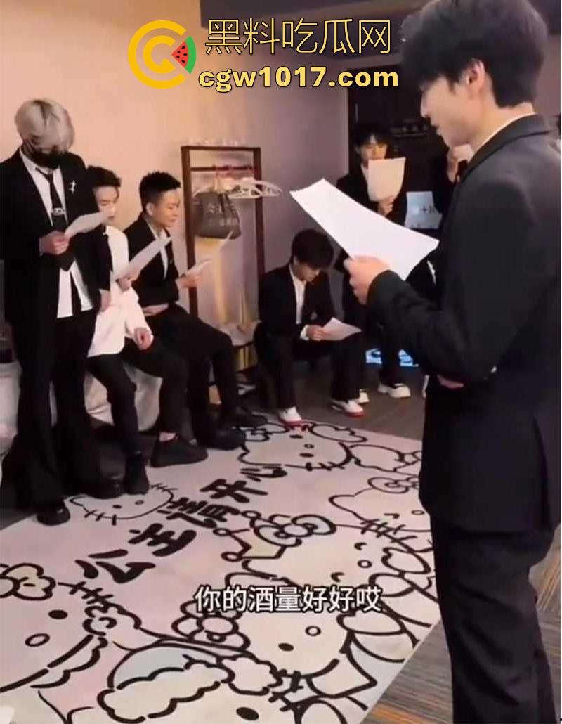 经济下行的今天KTV会所男模都变得正规化，每个言行举止都有规定，颜值只是入场券，想赚的更多那就得更努力！  第1张