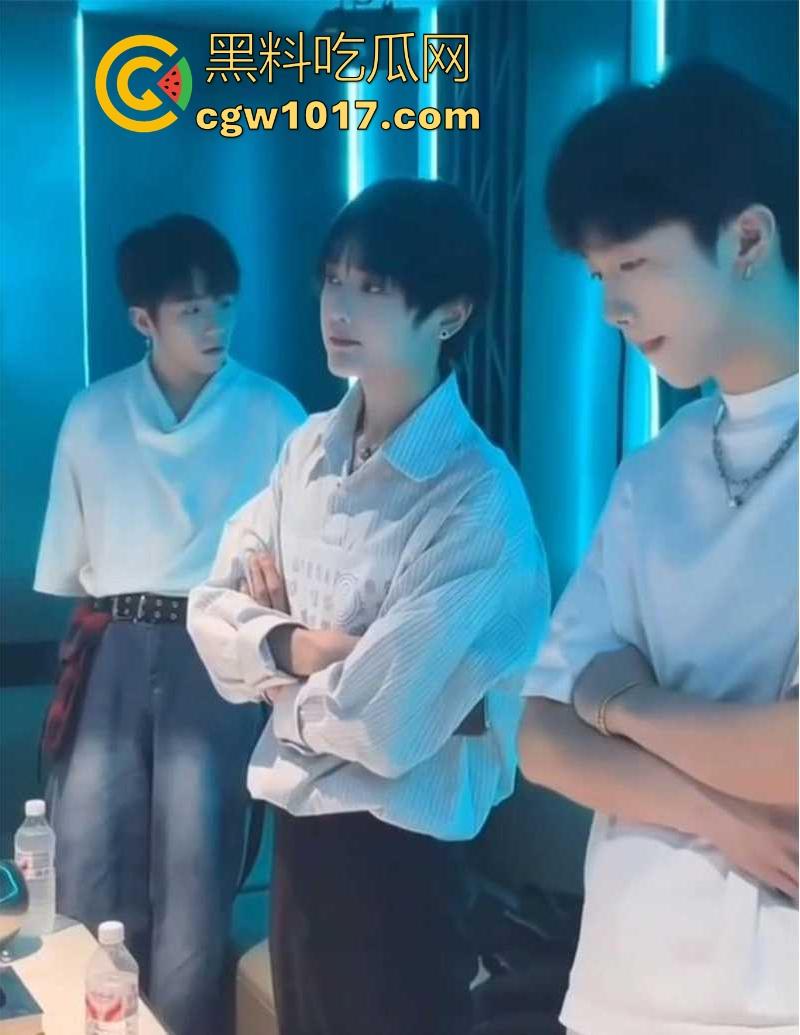 经济下行的今天KTV会所男模都变得正规化，每个言行举止都有规定，颜值只是入场券，想赚的更多那就得更努力！  第3张