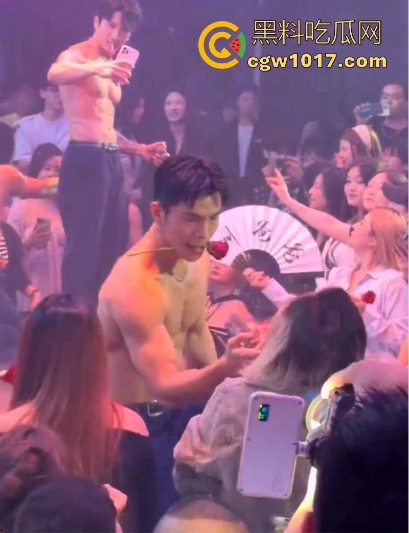 经济下行的今天KTV会所男模都变得正规化，每个言行举止都有规定，颜值只是入场券，想赚的更多那就得更努力！  第4张