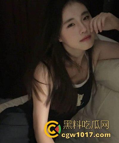 骚是演不出来的！极品骚货看到大鸡巴的脸上都洋溢着笑容，露脸舔硬狂暴骑乘，各种姿势求操求射，这婊子太会玩！  第1张