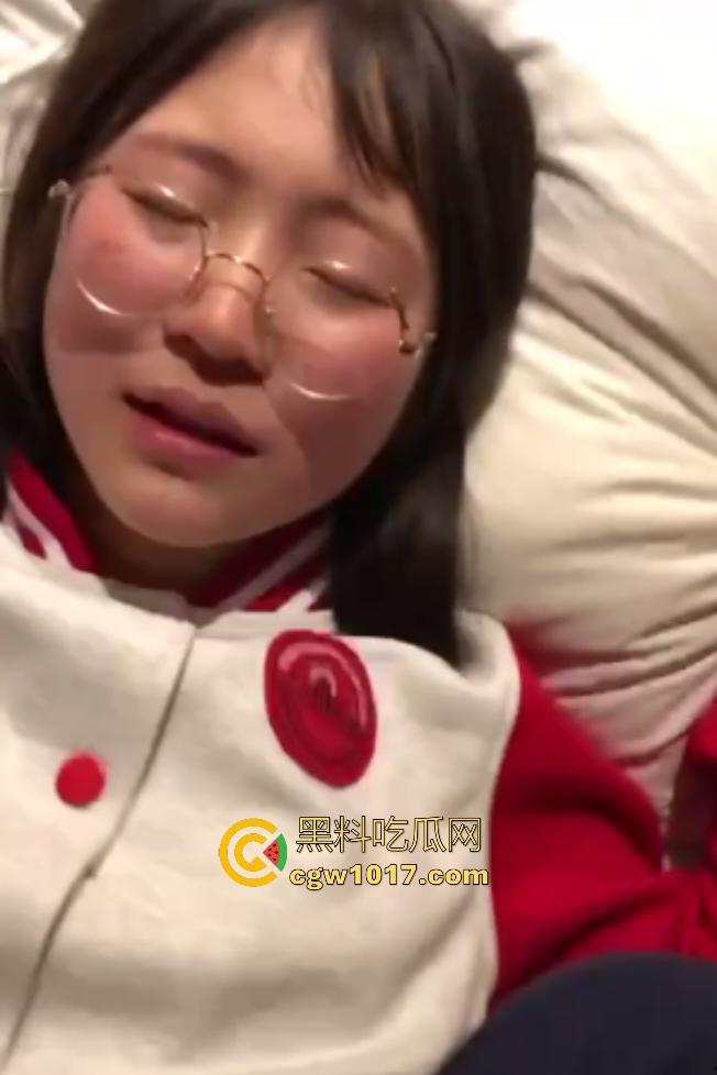 河南实验高中【付欣欣】被变态男友逼穿红灰校服，扣B痛到脸红，骑乘瞬间变脸淫叫，骚就要发泄！  第1张