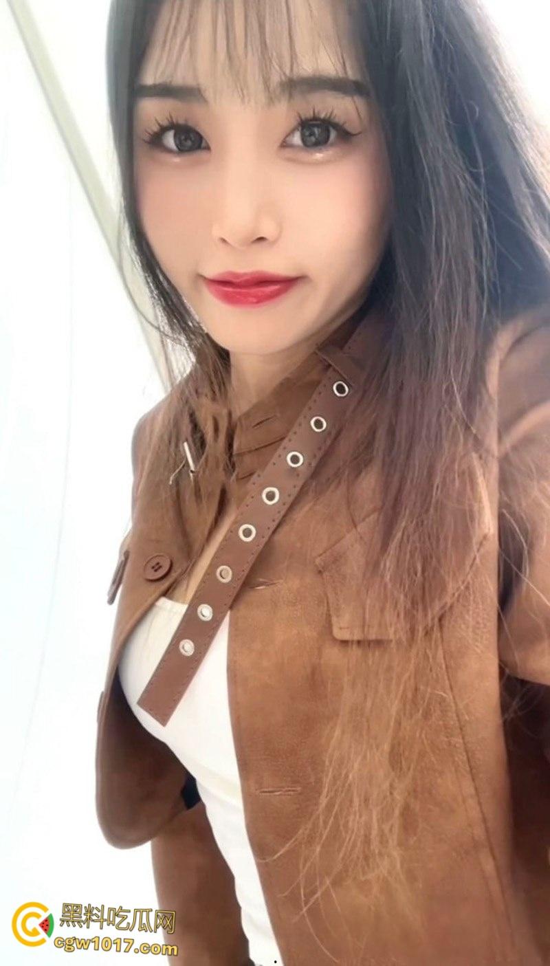 青海高颜值美女【张佳珍】，裸贷自慰视频曝光，牙刷手指轮番猛桶，无毛嫩穴淫水四溢，反差淫荡十足！  第2张