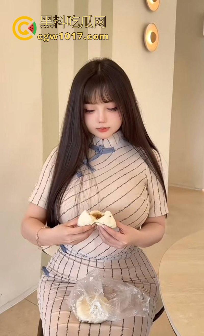 抖音巨乳网红【乖乖酱】福利私拍合集曝光流出，G奶少女私下淫荡十足，丰满身材揉乳晃臀，指摩擦私处眼神魅惑撩人！  第3张
